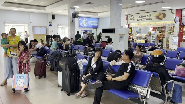 Hành khách đang chờ tàu tại Ga Đông Anh