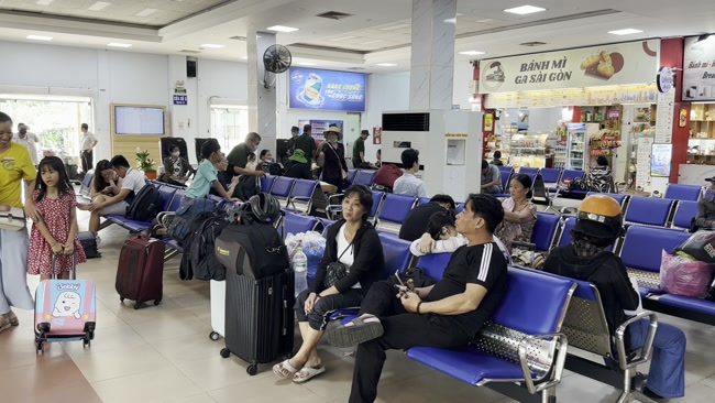 Passengers waiting for a train at Dong Anh Railway Station