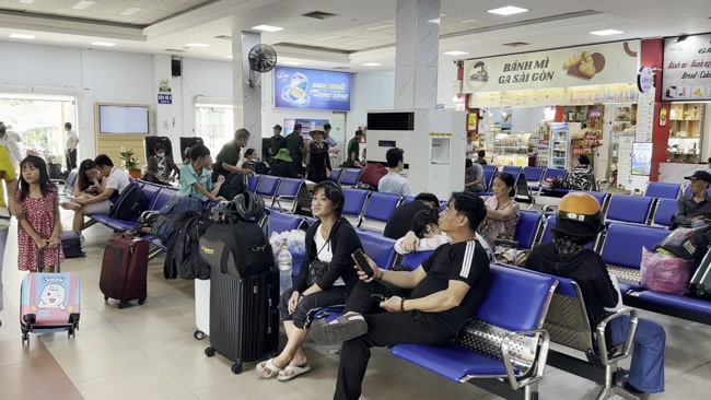 Hành khách đang chờ tàu tại Ga Sùng Tả