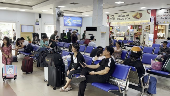 Hành khách đang chờ tàu tại Ga Đồng Đăng