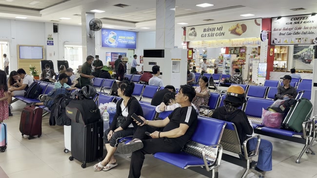 Hành khách chờ tàu