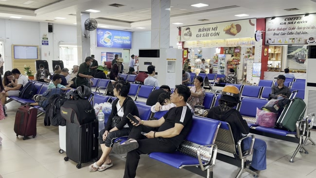 Hành khách đang chờ tàu tại Ga Trà Kiệu