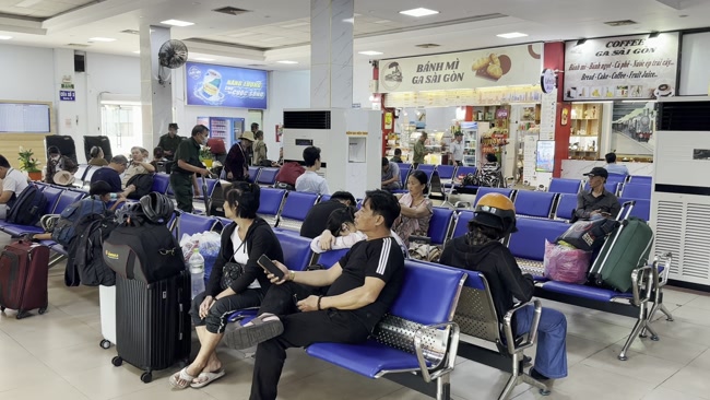 Phòng chờ hành khách chuẩn bị lên tàu