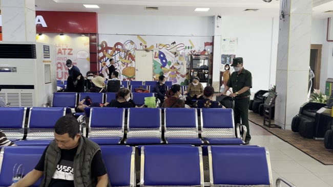 Hành khách đang chờ tàu tại Ga Ninh Bình