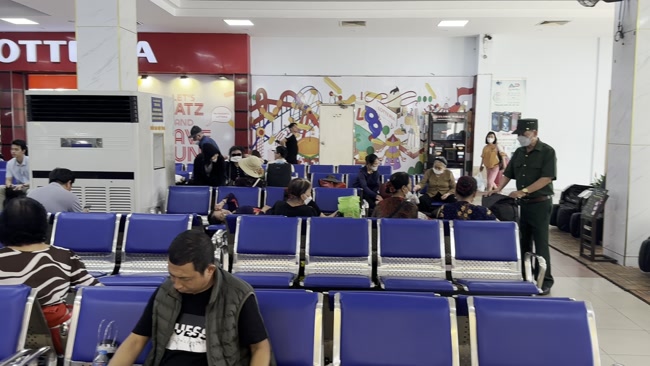 Passengers waiting for a train at Phu Ly Railway Station