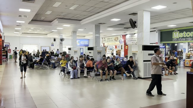 Hành khách đang chờ tàu tại nhà ga