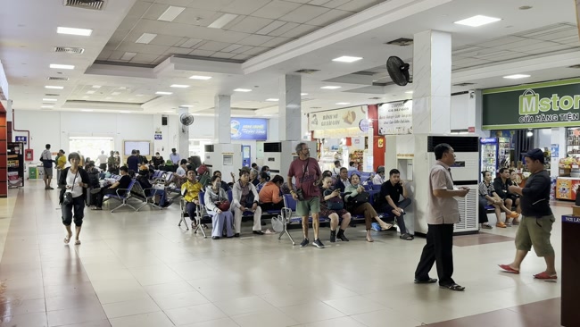 Passengers waiting for a train at Bac Giang Railway Station