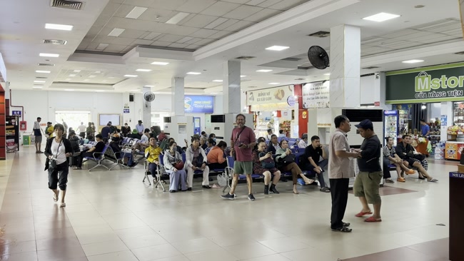 Hành khách đang chờ tàu tại Ga Huế