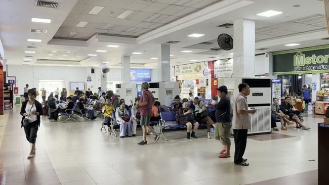 Hành khách đang chờ tàu tại Ga Đồng Lê