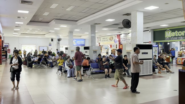 Hành khách đang chờ tàu tại Ga Phúc Yên
