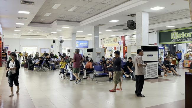 Hành khách đang chờ tàu tại Ga Lăng Cô