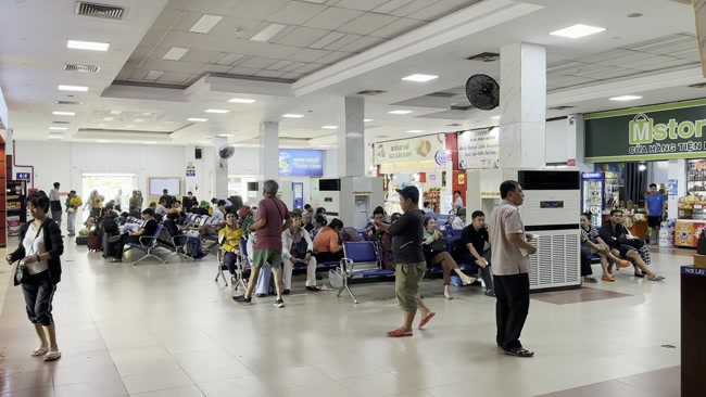 Hành khách chờ tàu tại ga