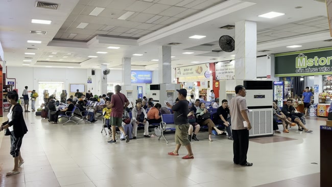 Hành khách đang chờ tàu tại Ga Hải Dương