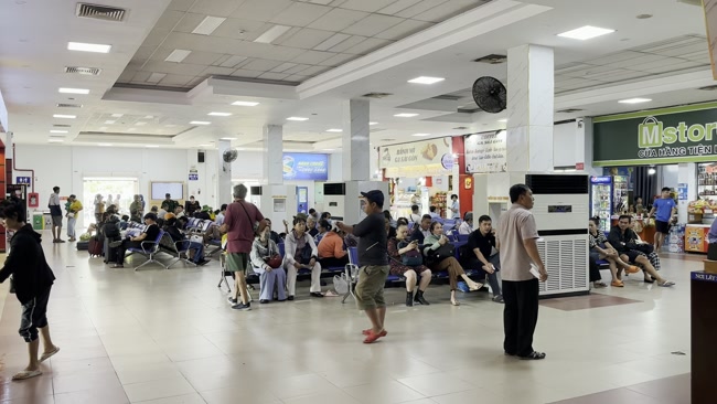 Passengers waiting for a train at Gia Railway Station