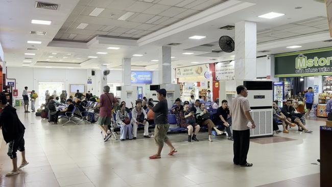 Hành khách đang chờ tàu tại Ga Yên Bái