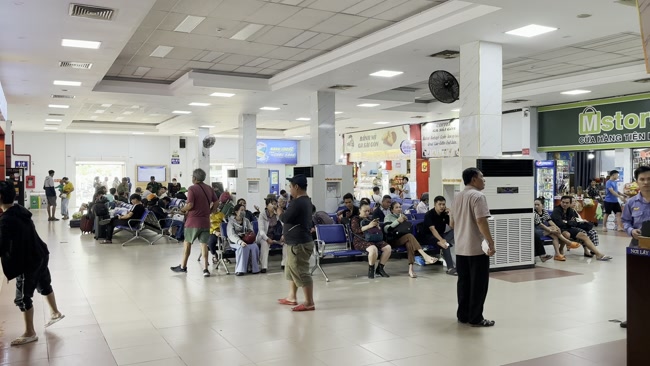 Hành khách chờ tàu tại Ga Mỹ Đức