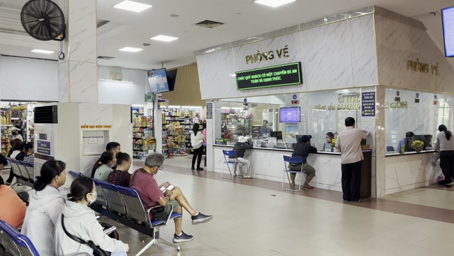 Hành khách đang chờ tàu tại Ga Giã