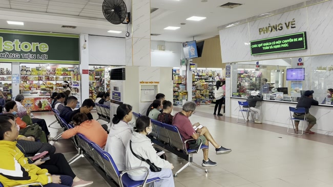 Hành khách đang chờ tàu tại Ga Quy Nhơn