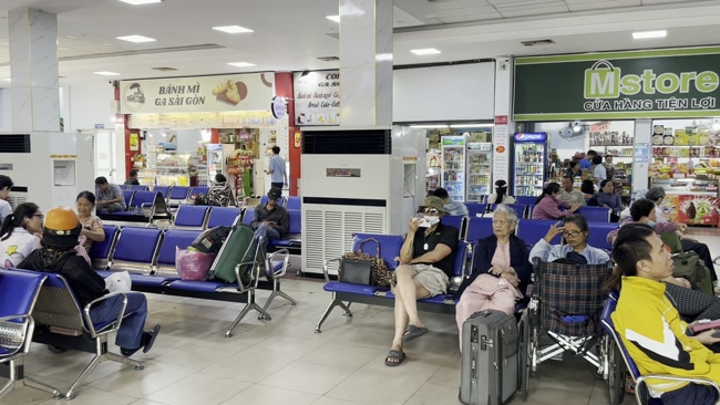 Hành khách đang chờ tàu tại Ga Bỉm Sơn