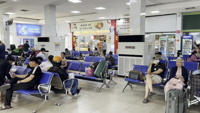 Hành khách ngồi chờ tàu trong sảnh
