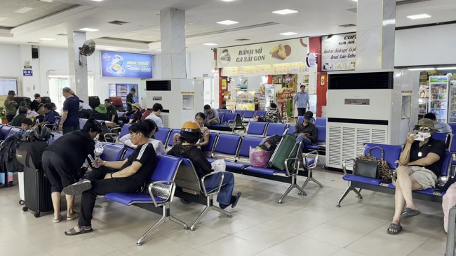 Hành khách chờ tàu tại ga Nam Định