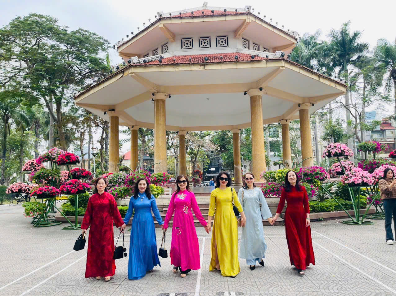 Du khách tham quan Vườn hoa Trần Phú Hải Phòng