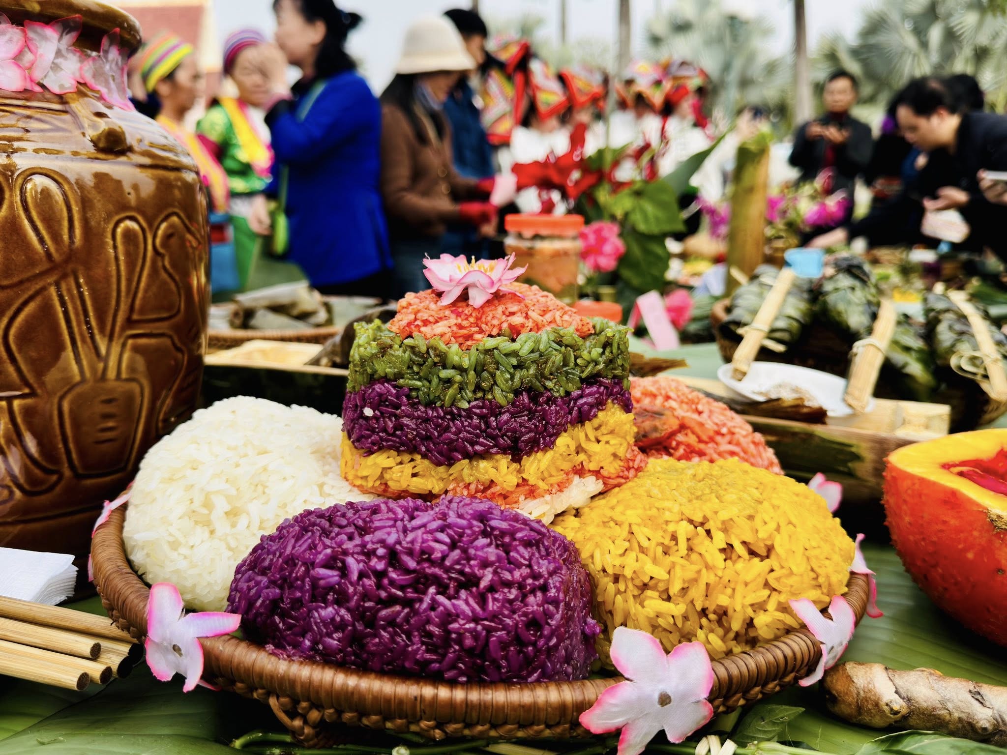 Xôi ngũ sắc đặc sản khi đến Ga Yên Bái