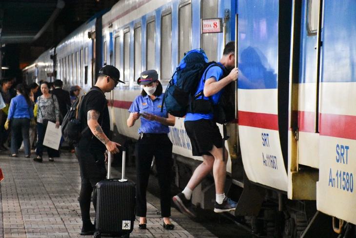 Hành khách tại Bình Dương nên kiểm tra kỹ thông tin vé, ga đi và giờ tàu trước khi khởi hành
