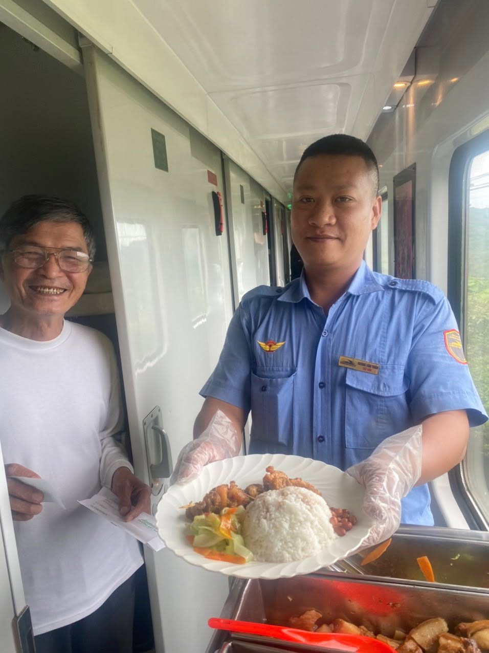 Căng tin trên tàu phục vụ đa dạng các món ăn nóng, cơm suất và nước giải khát.