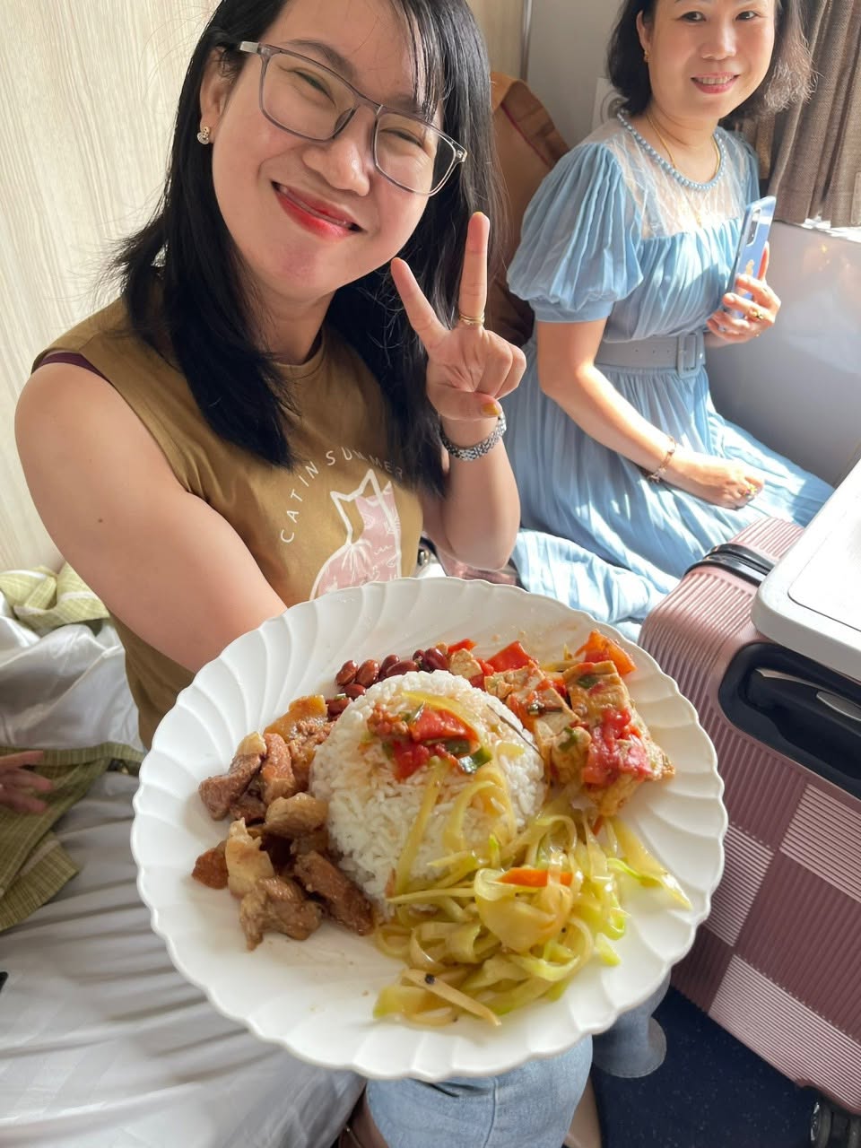 Căng tin trên tàu phục vụ đa dạng các món ăn nóng, cơm suất, phở và đồ uống.