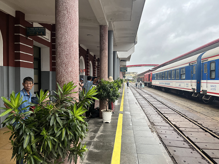 Tàu và ga Huế