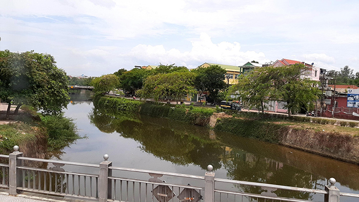 Ngắm Thành phố Huế qua ô cửa tàu